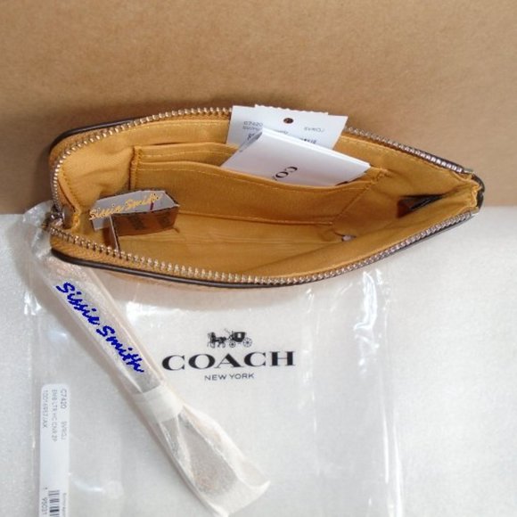 NWT Coach Horse & Carriage Print Coner Zip Wristlet in Pebbled Leather - Picture 2 of 5